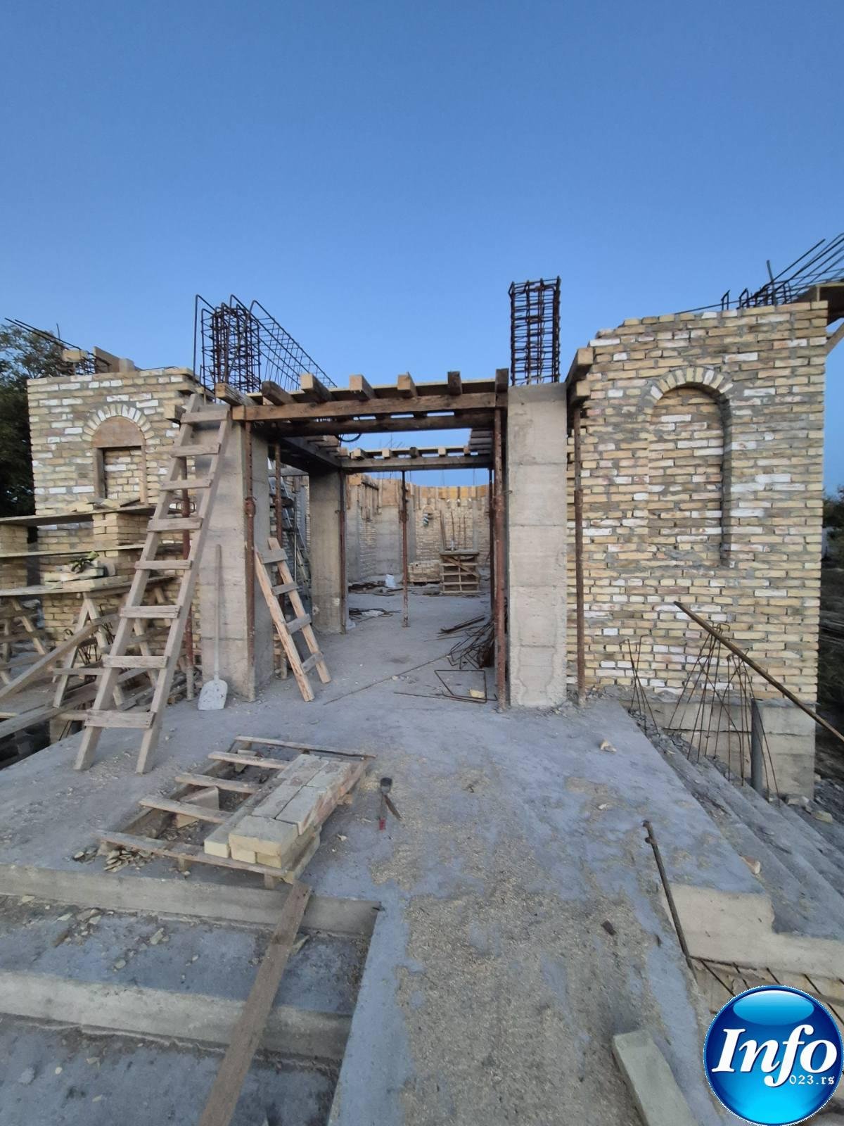 Moba kod Hrama Svetog Save u Zrenjaninu – volonteri pomažu u izgradnji, zahvalnost priložnicima