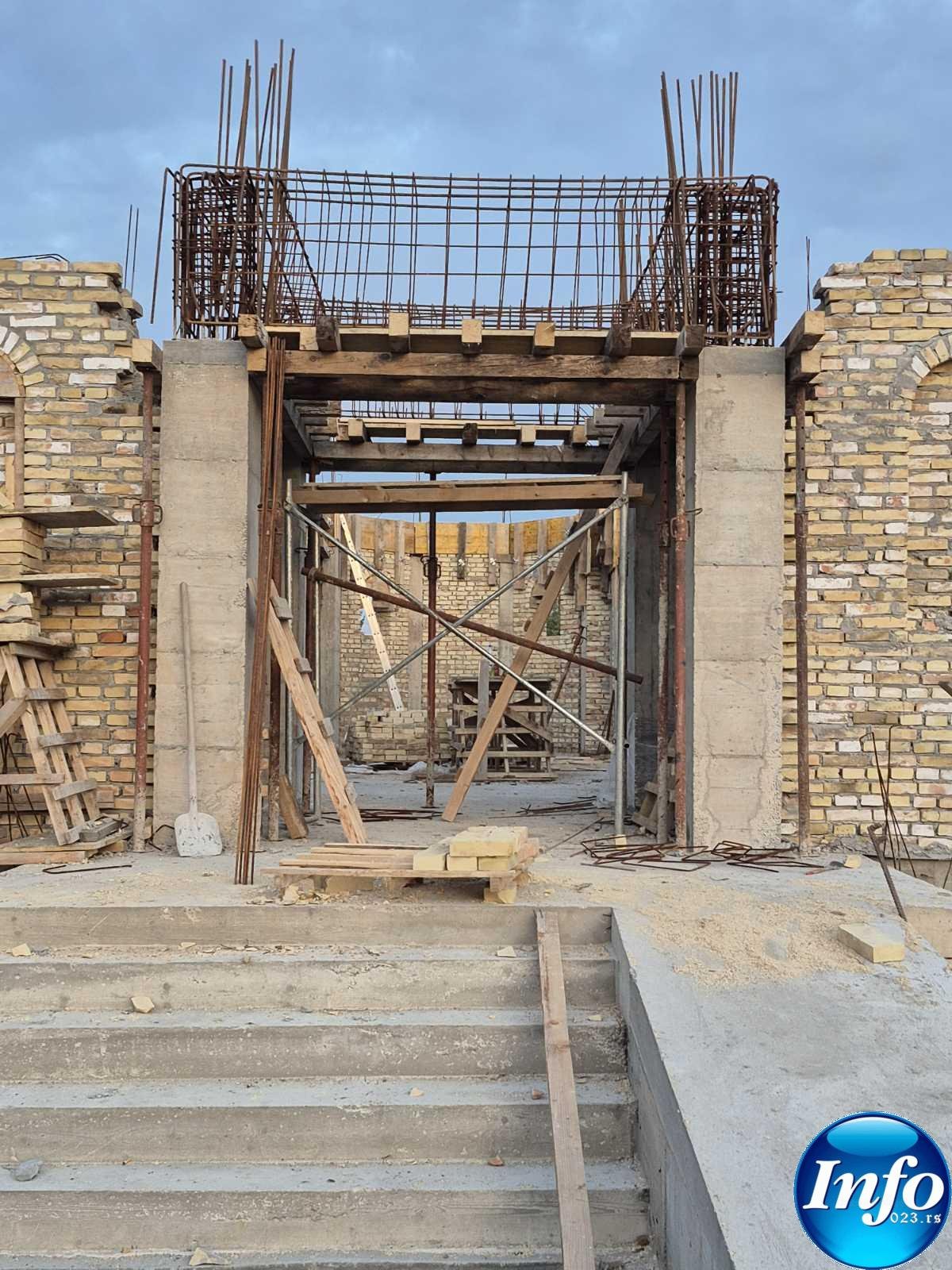 Moba kod Hrama Svetog Save u Zrenjaninu – volonteri pomažu u izgradnji, zahvalnost priložnicima