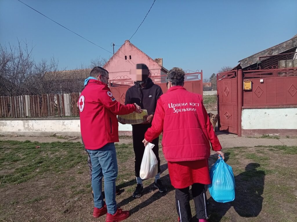 Crveni krst Zrenjanin uručio humanitarne pakete pomoći najugroženijim porodicama u Čenti