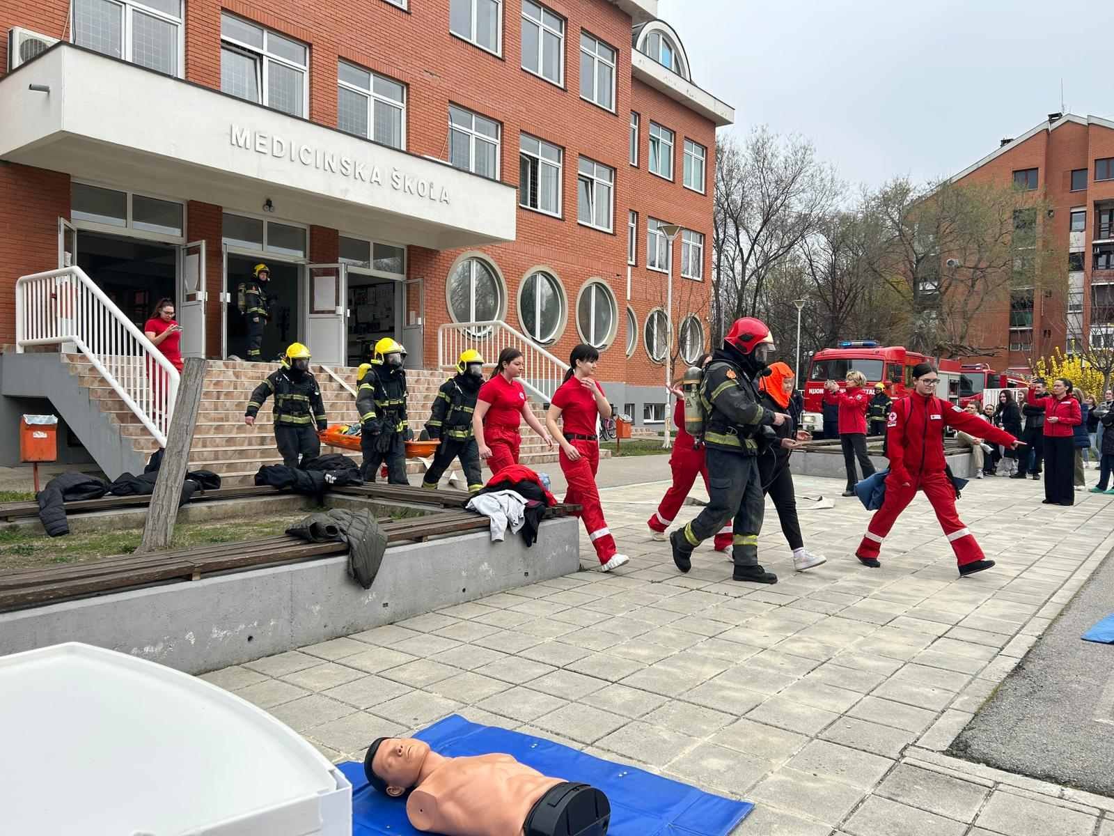 Simulacija požara u Srednjoj medicinskoj školi u Zrenjaninu