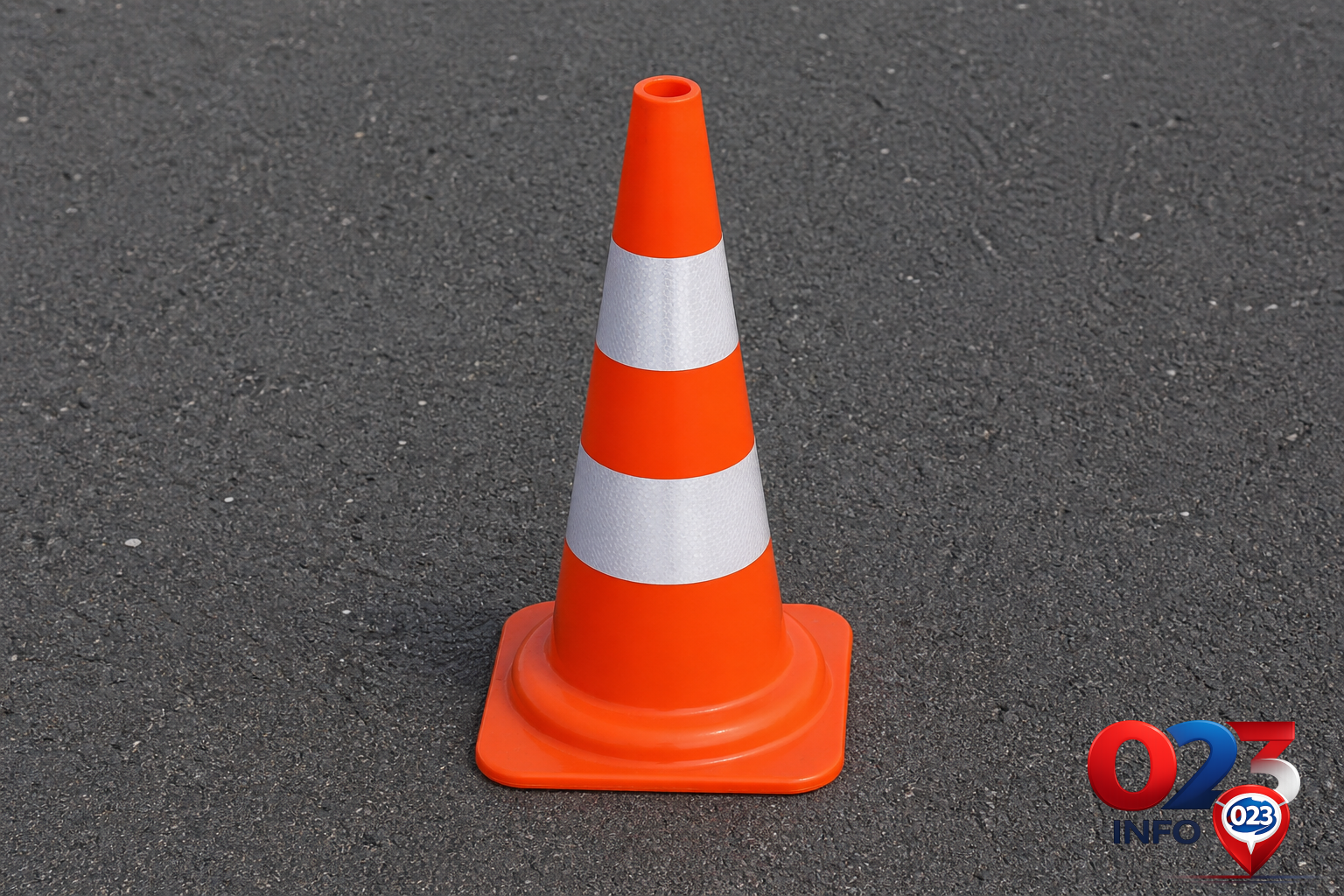 Saobraćajni čunj na asfaltu - radovi na putu i usporen saobraćaj