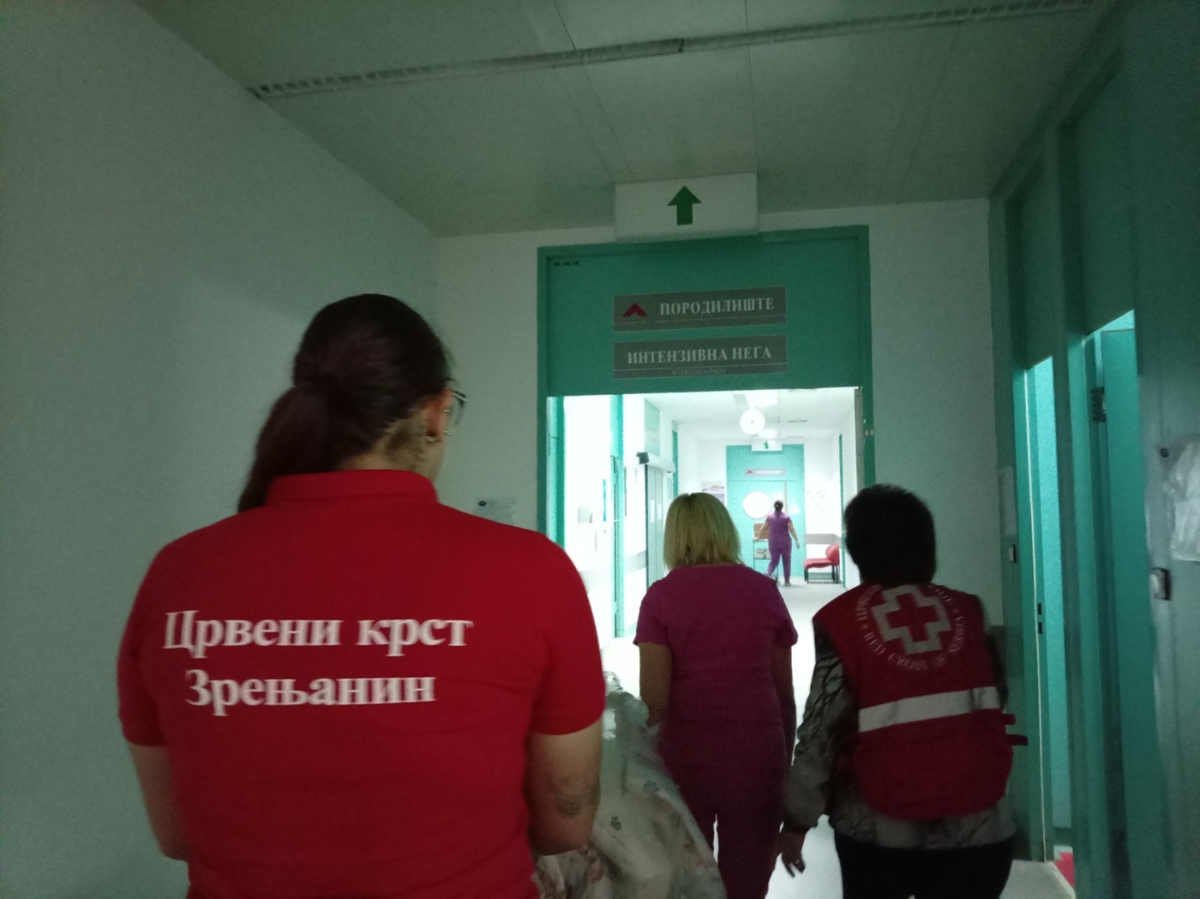 Bebi paketi Crveni krst Zrenjanin povodom Nedelje Crvenog krsta u zrenjaninskom porodilištu